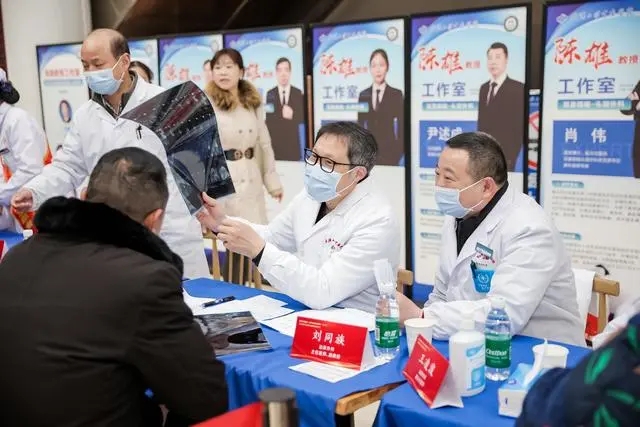 【長(zhǎng)江日?qǐng)?bào)】14個(gè)重點(diǎn)專科周周派專家坐診，“農(nóng)工助醫(yī)” 把基層亟需醫(yī)療資源送上門(mén)